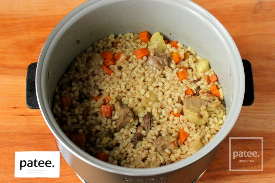 Перловая каша с мясом и овощами в мультиварке - Шаг 10