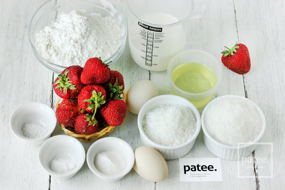 Кокосовые кексы с клубникой - Шаг 1