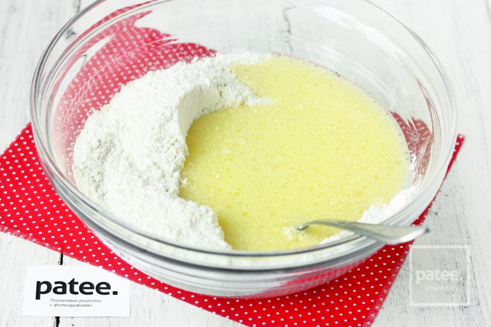 Кокосовые кексы с клубникой - Шаг 8