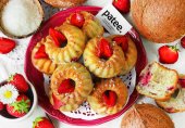 Кокосовые кексы с клубникой