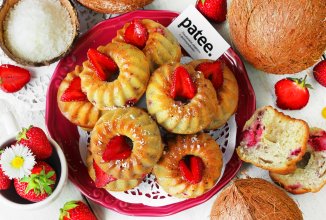 Кокосовые кексы с клубникой