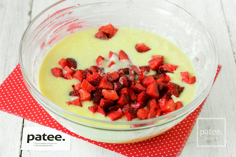 Кокосовые кексы с клубникой - Шаг 11