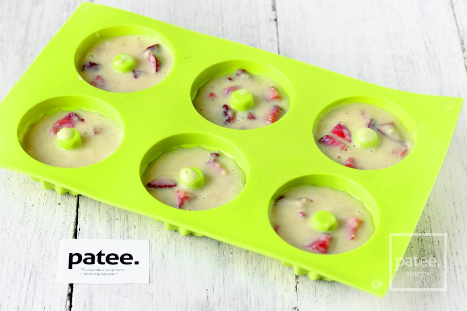 Кокосовые кексы с клубникой - Шаг 13