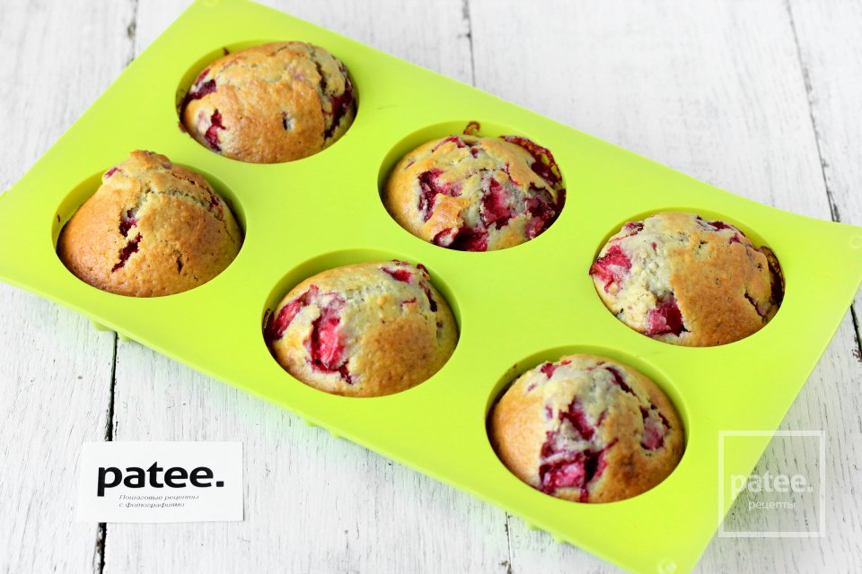 Кокосовые кексы с клубникой - Шаг 14