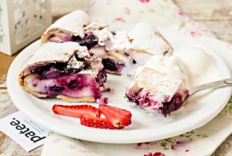 Штрудель с творогом и лесными ягодами