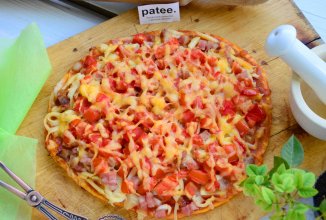 Пицца с копченой свиной грудкой