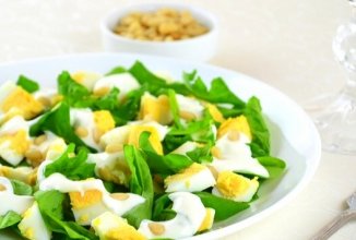 Салат с рукколойи яйцами