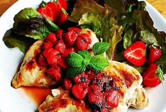 Курица гриль с ягодным соусом