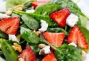 Салат со шпинатом и клубникой