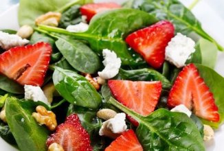 Салат со шпинатом и клубникой