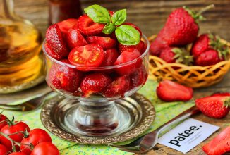 Салат из клубники и помидоров черри