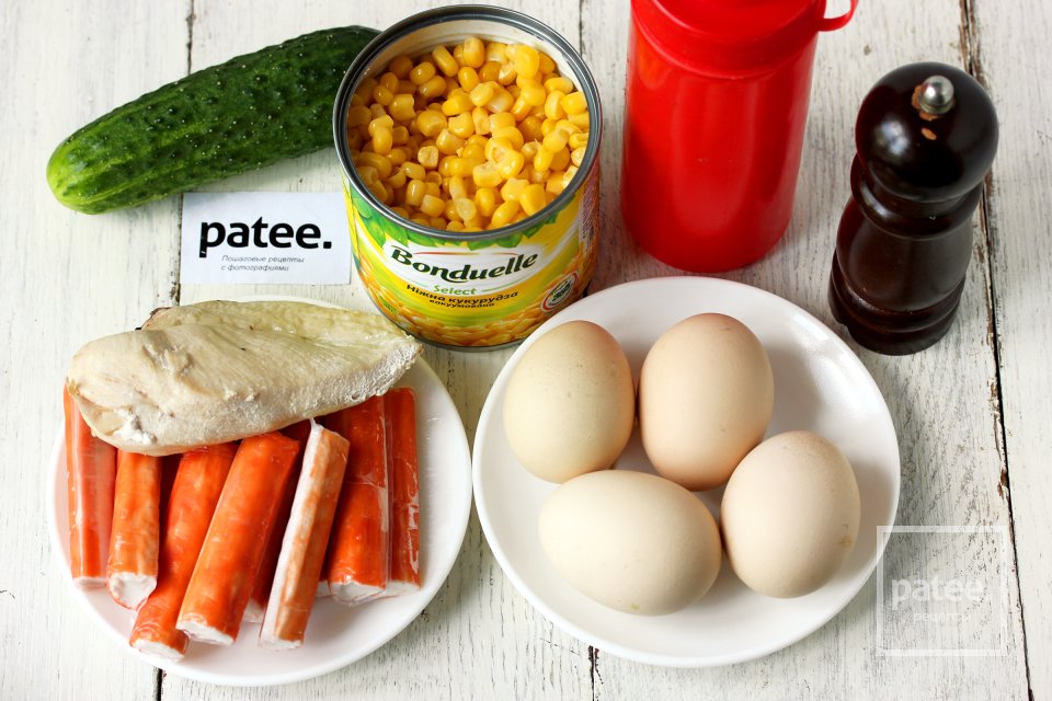 Салат с куриным мясом и крабовыми палочками - Шаг 1