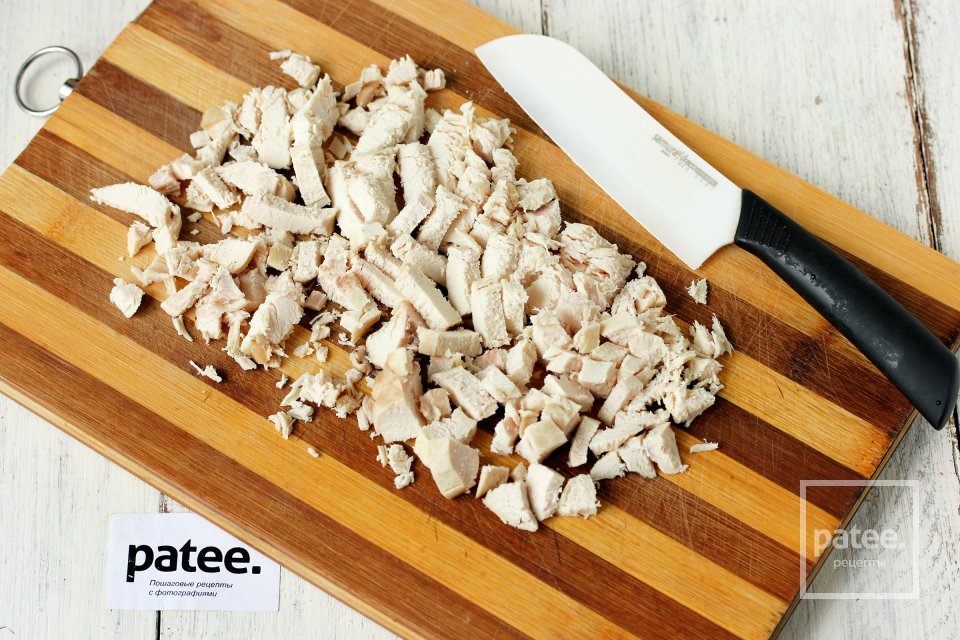 Салат с куриным мясом и крабовыми палочками - Шаг 2