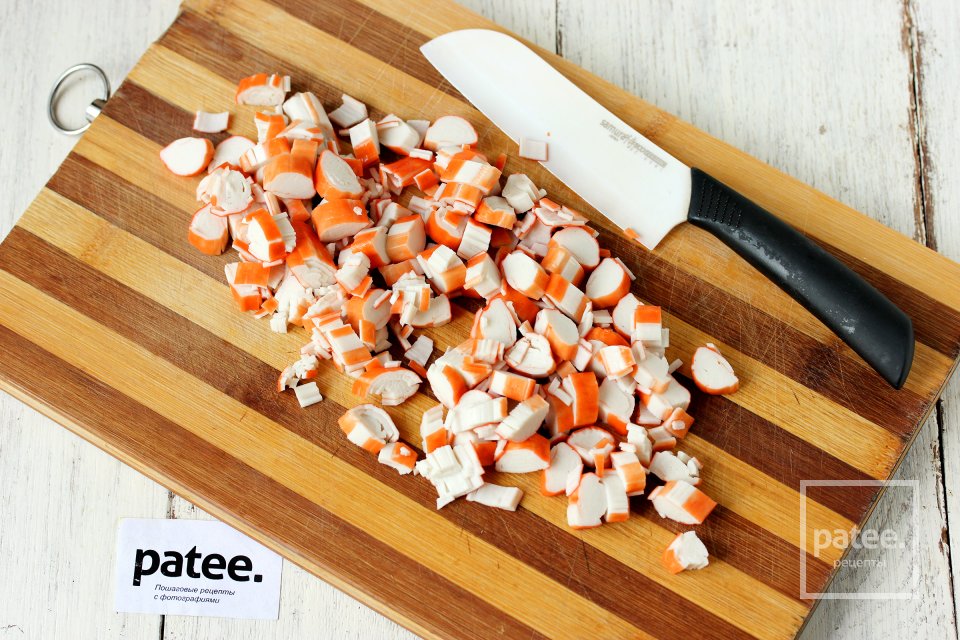 Салат с куриным мясом и крабовыми палочками - Шаг 3