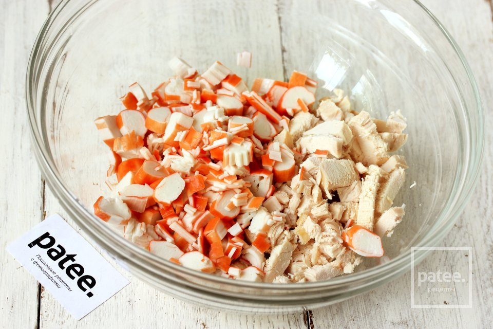 Салат с куриным мясом и крабовыми палочками - Шаг 6