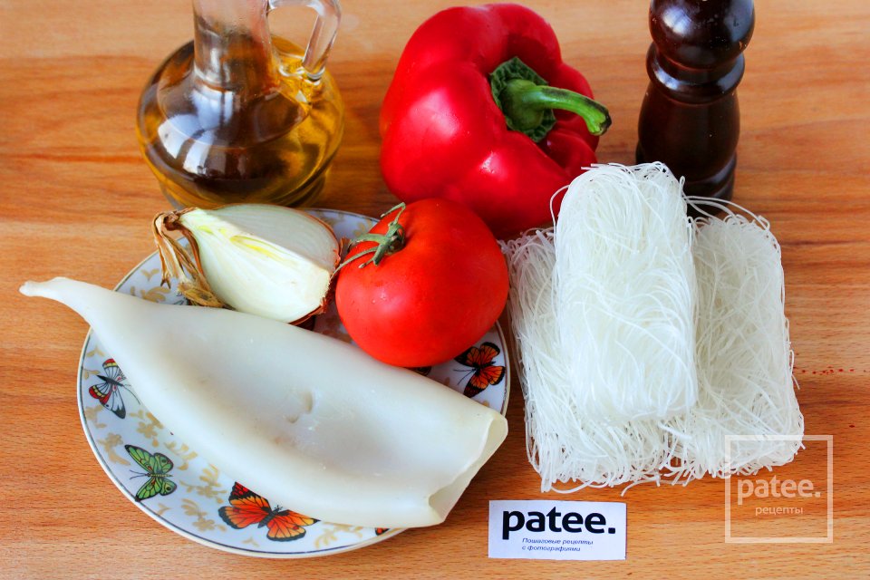 Фунчоза с кальмарами и овощами - Шаг 1