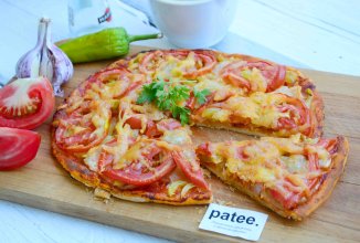 Пицца с помидорами и моцарелой