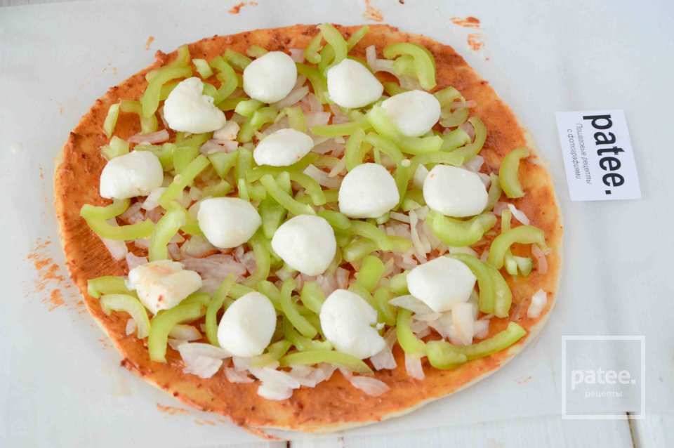 Пицца с помидорами и моцарелой - Шаг 9