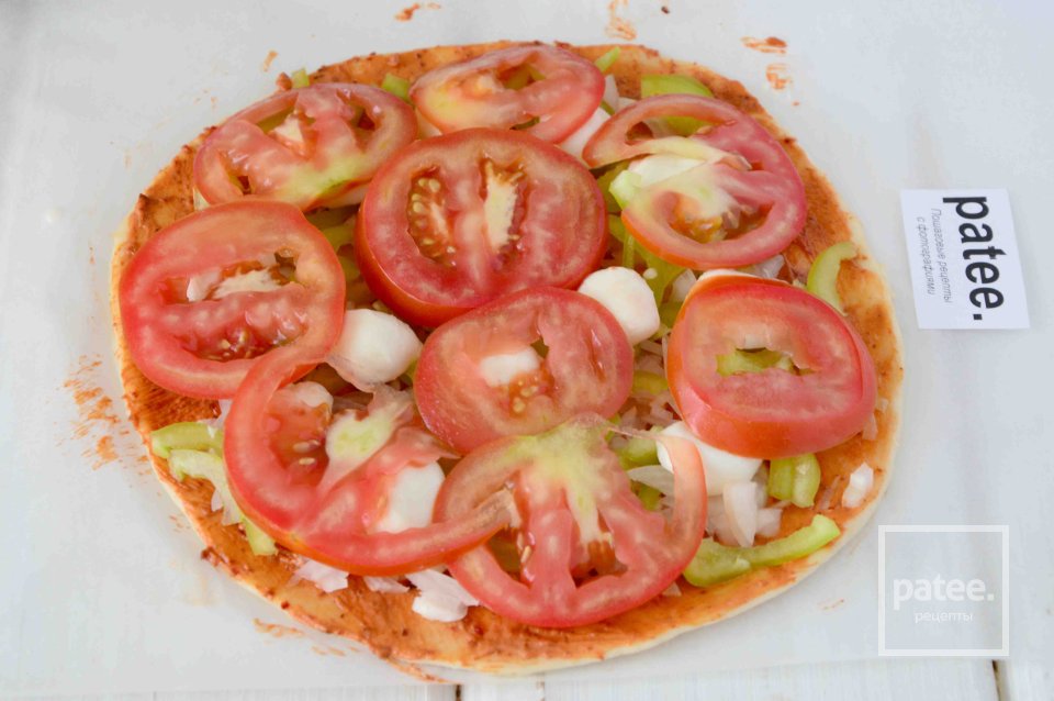 Пицца с помидорами и моцарелой - Шаг 11