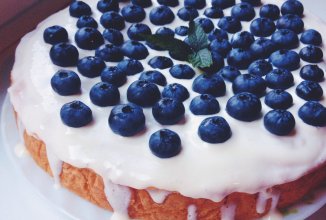 Бисквит с голубикой и мятой