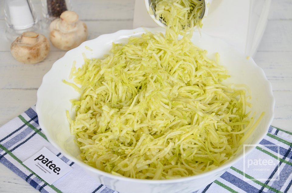 Кабачковая пицца с грибами и колбасой - Шаг 2