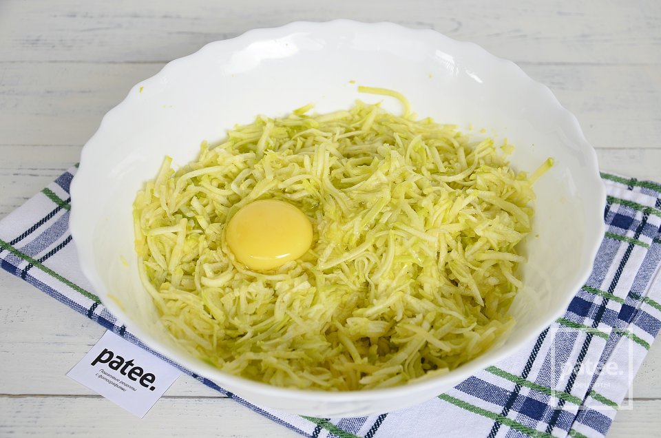 Кабачковая пицца с грибами и колбасой - Шаг 3