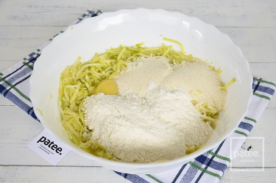 Кабачковая пицца с грибами и колбасой - Шаг 5