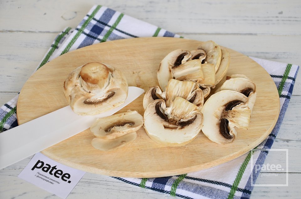 Кабачковая пицца с грибами и колбасой - Шаг 11