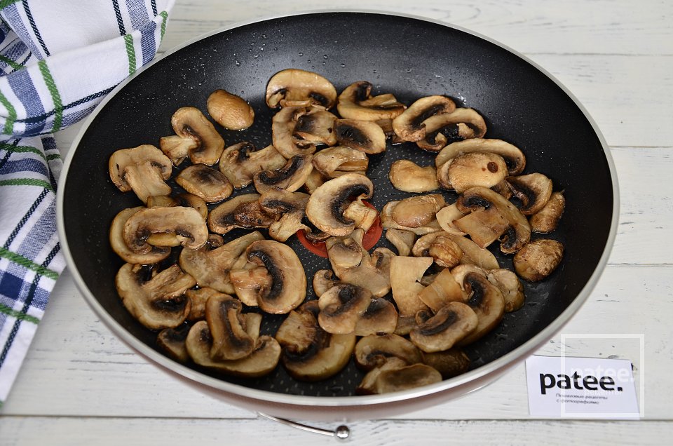 Кабачковая пицца с грибами и колбасой - Шаг 12