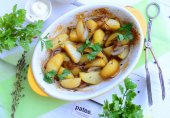 Картофель запеченный с красным луком