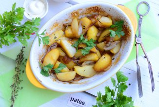 Картофель запеченный с красным луком