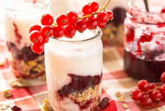 Фермерский йогурт с мюсли и клюквенным вареньем