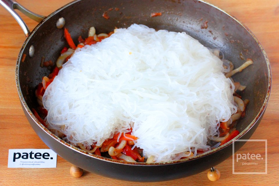 Фунчоза с кальмарами и овощами - Шаг 11