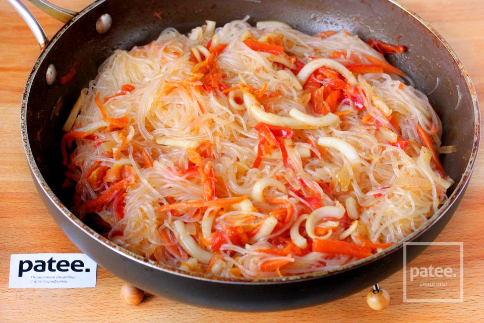 Фунчоза с кальмарами и овощами - Шаг 12