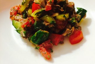 Салат из говядины и овощей на костре