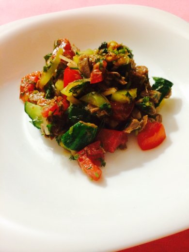 Салат из говядины и овощей на костре