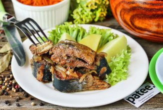 Сельдь, тушеная в чае в мультиварке