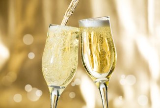 Сегодня день рождения шампанского