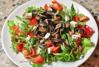 Овощной салат с жареными грибами