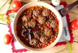 Тефтели в томатном соусе с фасолью