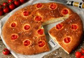Фокачча с пармезаном и помидорами черри