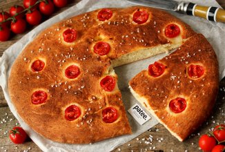 Фокачча с пармезаном и помидорами черри