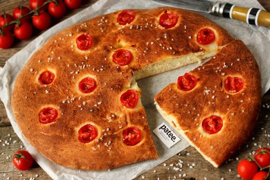 Рецепт Фокачча с пармезаном и помидорами черри