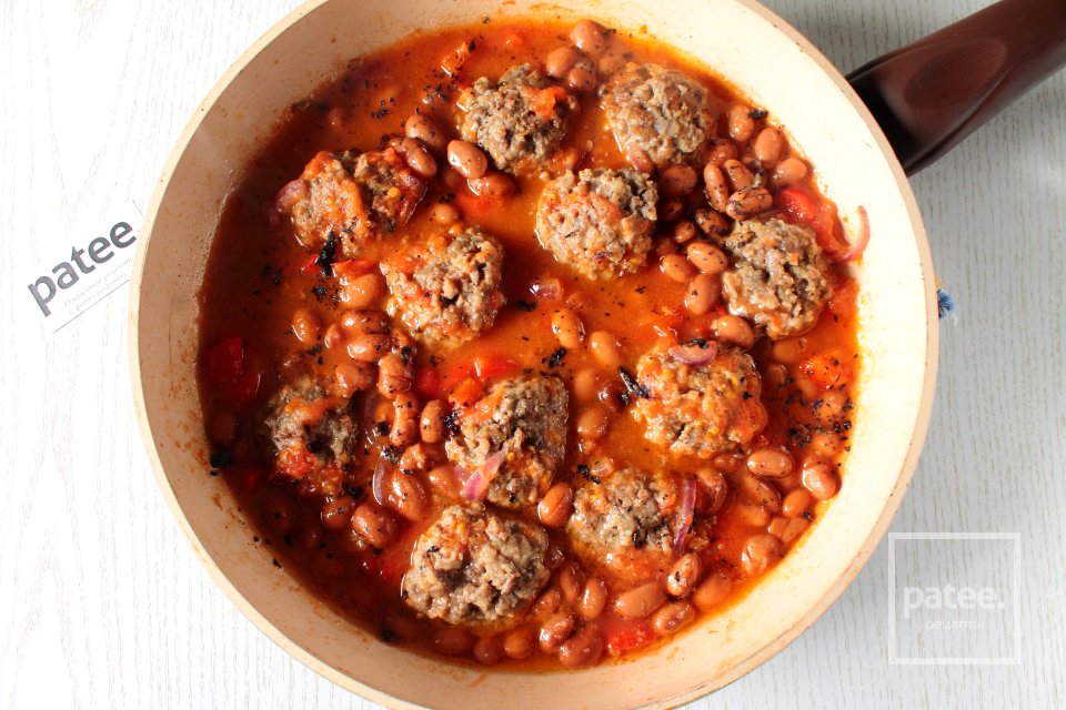 Тефтели в томатном соусе с фасолью - Шаг 9