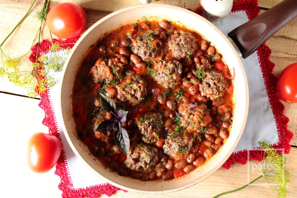 Тефтели в томатном соусе с фасолью - Шаг 11