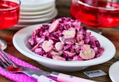 Свекольный салат с сельдью и грибами
