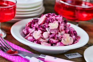 Свекольный салат с сельдью и грибами