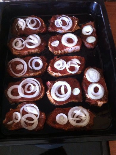 Свинина с луком в сметанном соусе - Шаг 1