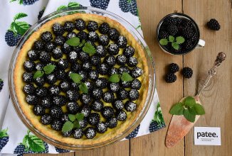 Тарт с ежевикой и заварным кремом