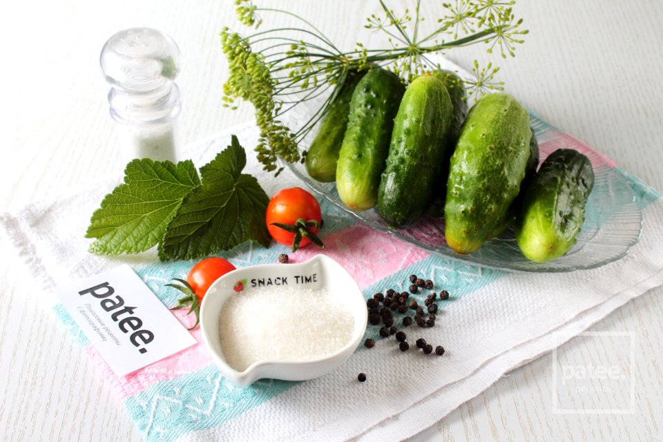 Консервированные огурцы с помидорами по-домашнему - Шаг 1